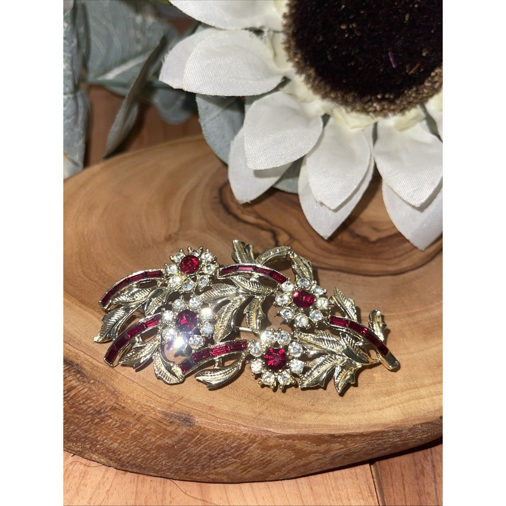 Vintage Ruby Rhinestone Gold Brooch Pin Flowers Daisy Leafs Grannycore - Picture 3 of 6
